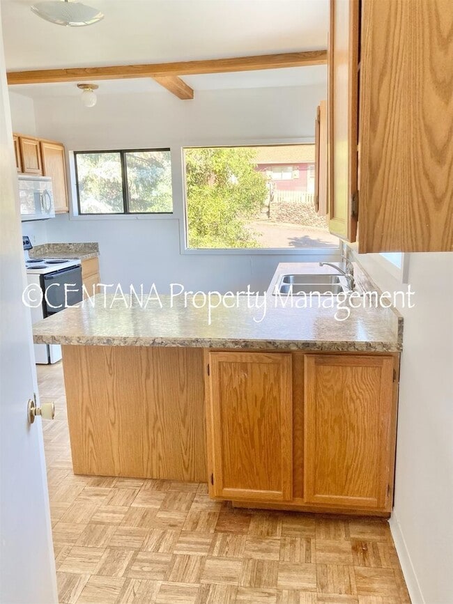 Building Photo - Large home with a huge yard on the West si...