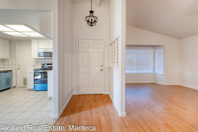 Building Photo - 15046 Cambridge Dr