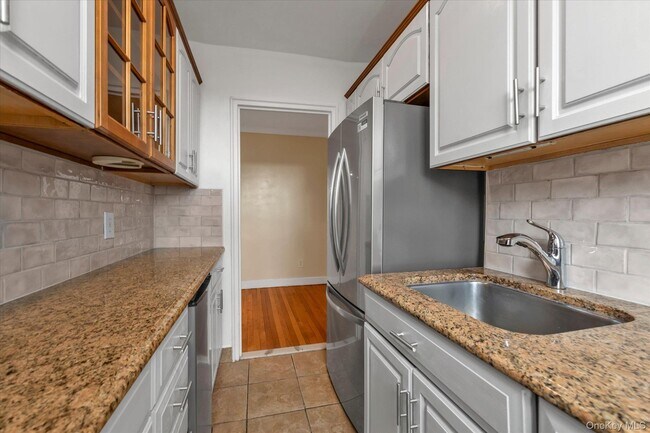 Building Photo - 275 Maple Ave