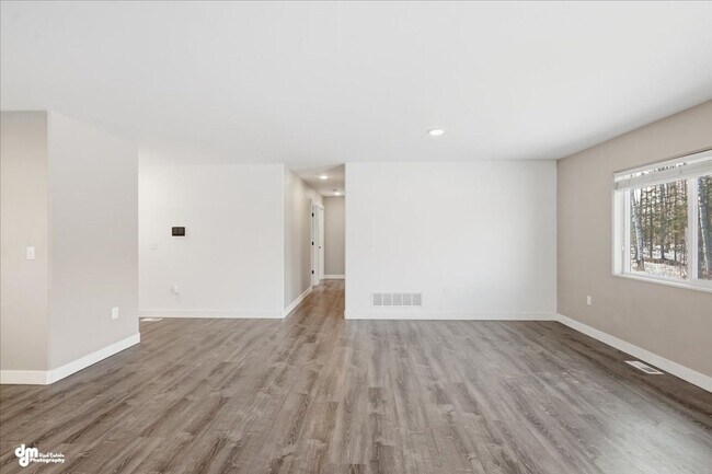 Building Photo - 3 BEDROOM | 2 BATHROOM | ACROSS FROM SCHOOLS