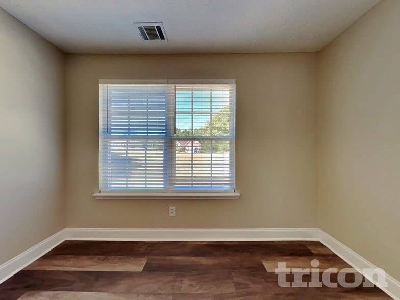 Building Photo - 564 Brewer Dr