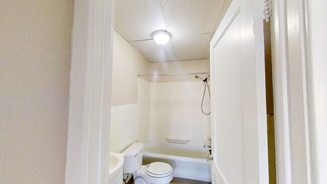 Building Photo - 1615-1625 East Ave Unit-103