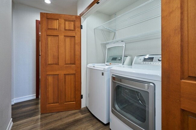 Building Photo - Aqua Vista - Entertainers Playhouse