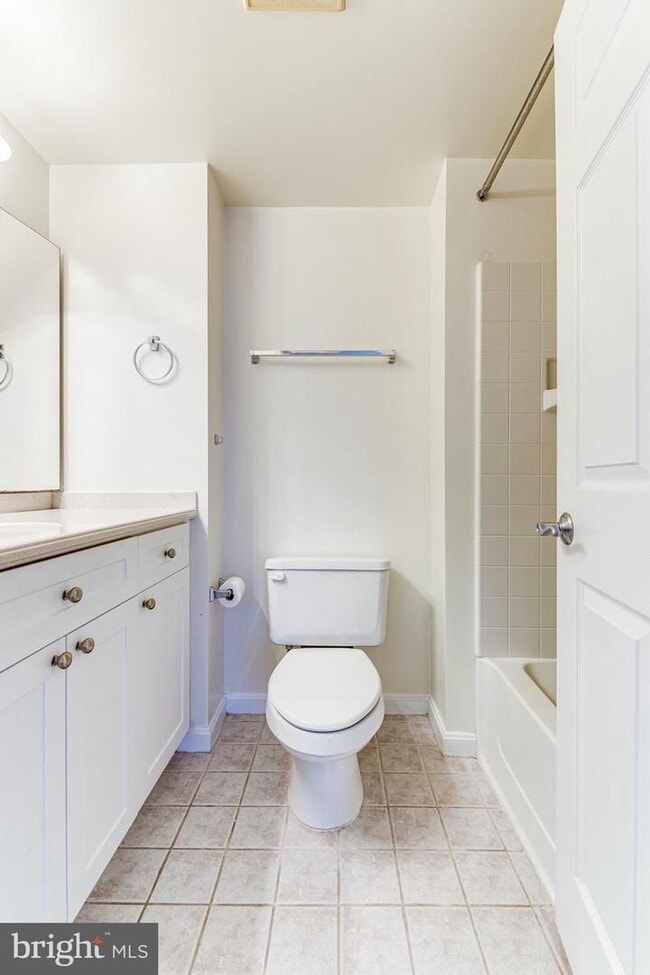 Building Photo - This contemporary, sun-drenched condo is perfect for you!