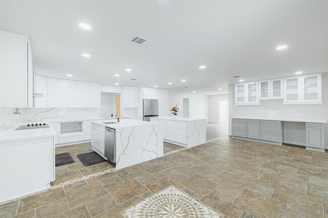 Building Photo - 10055 Larston St