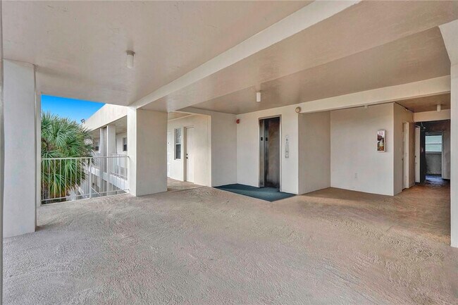 Building Photo - 3051 S Palm Aire Dr