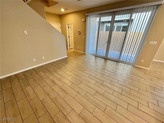 Building Photo - 4565 Queens Hill St