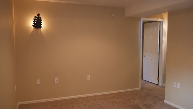 Building Photo - 4 Bed 3 Bath off Dublin/Powers w/AC- Avail...