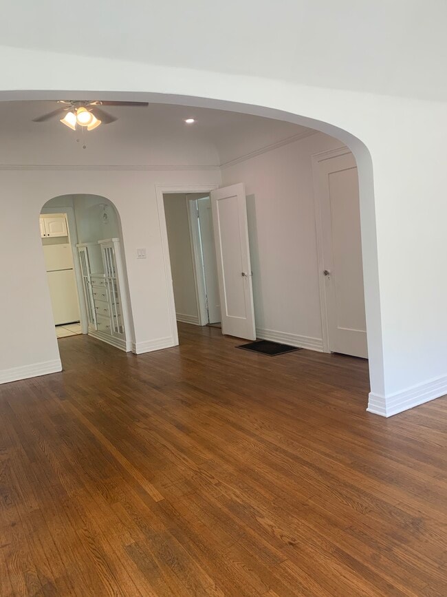 Building Photo - 1010 Havenhurst Dr