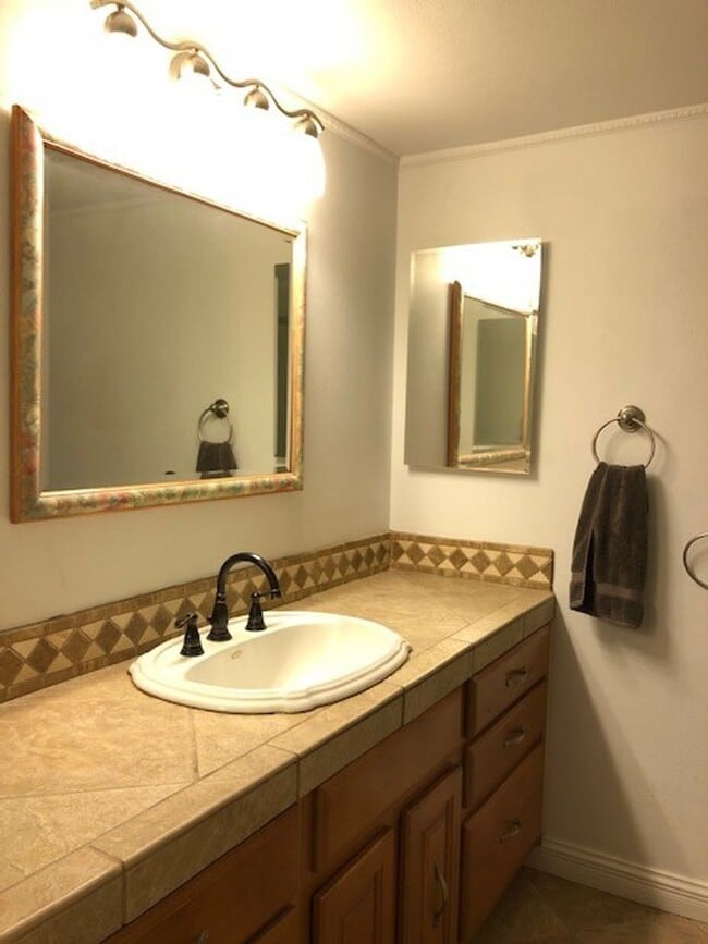 Building Photo - Los Caballeros #006