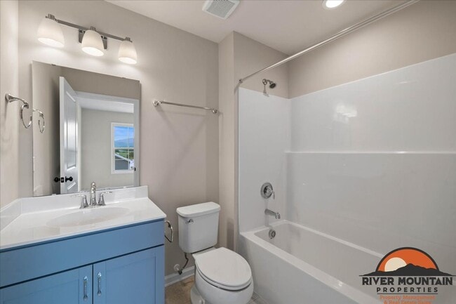 Building Photo - Charming Townhome with Garage and Bonus Room