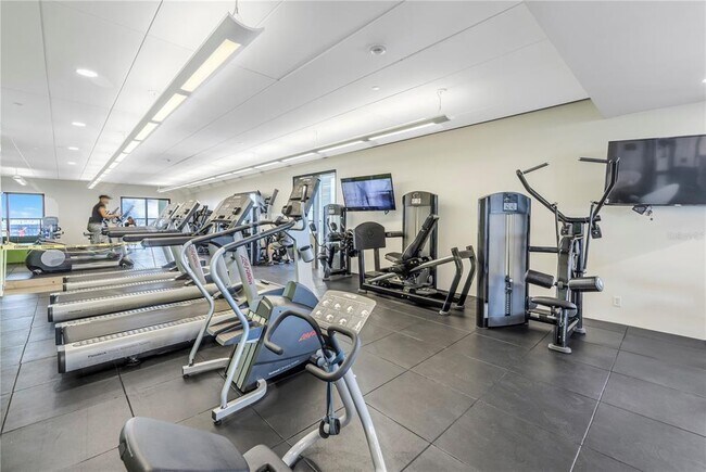 Building Photo - 1 Beach Dr SE