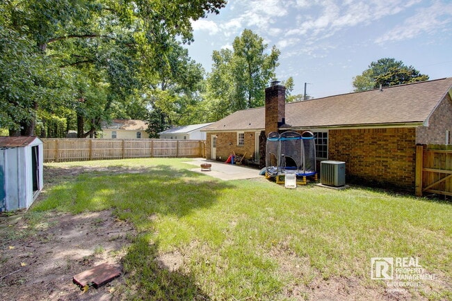 Building Photo - 443 Robin Dr