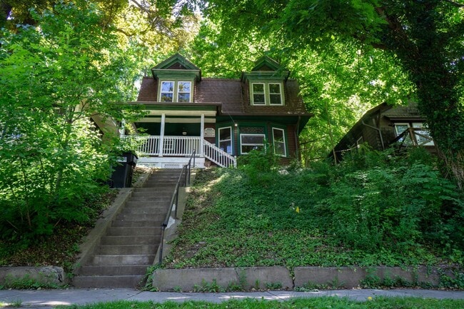 Building Photo - Available 6/1/26 Single Family Home Near C...