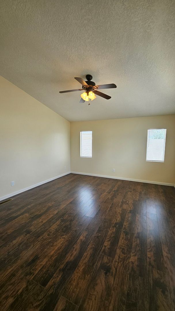 Building Photo - 5 Bed 3 Bath