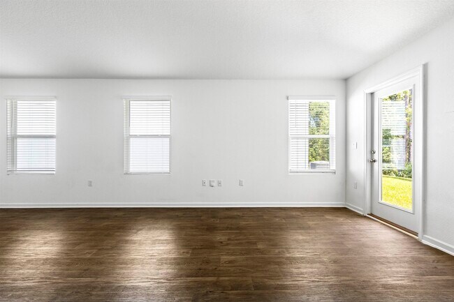 Building Photo - 112 Silver Birch St
