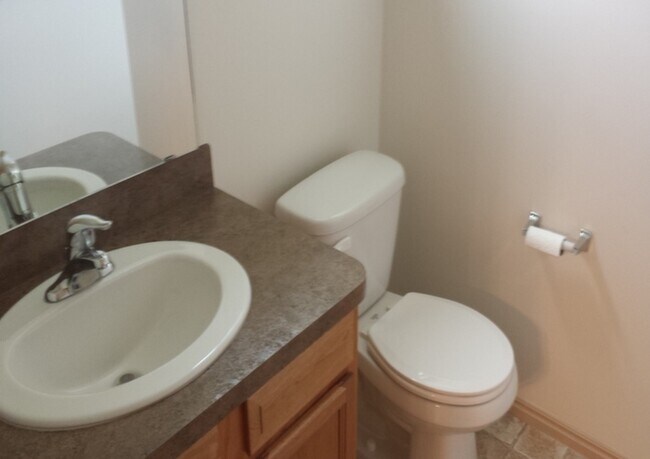 Building Photo - Cute Townhouse for Rent in Harrisville