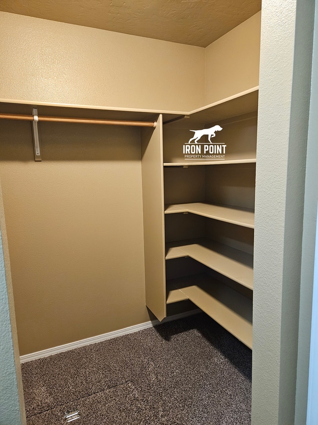 Building Photo - 3bed/2bath home w/bonus room, 2 car garage, fenced yard, and landscaping included.