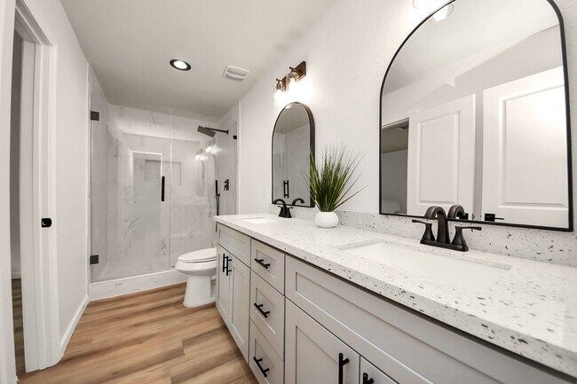 Building Photo - 2407 Crestdale Dr