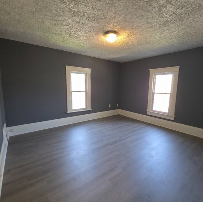 Building Photo - Single Family Home 3 beds 1.5 bath Available Now!
