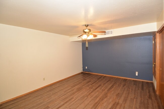 Building Photo - 3 Bedroom Townhome for Rent!