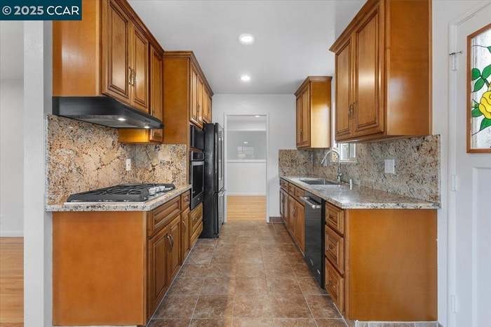 Building Photo - 987 Vía Bregani