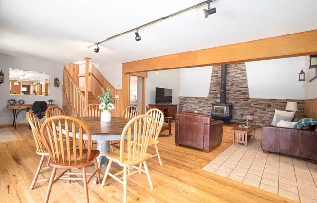 Building Photo - Beautiful, secluded 3 bedroom home for rent