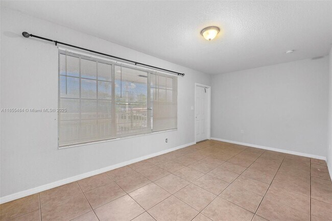 Building Photo - 13 S Royal Poinciana Blvd