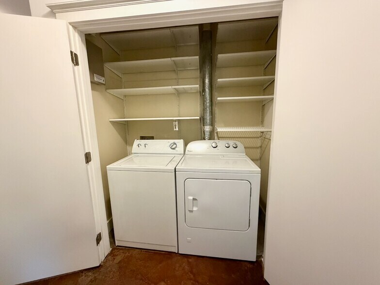 Building Photo - 3263 Louise St