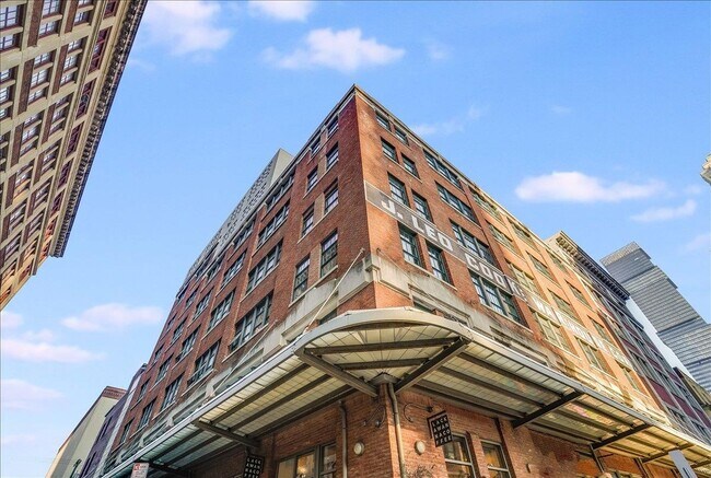 Building Photo - 140 Bay St