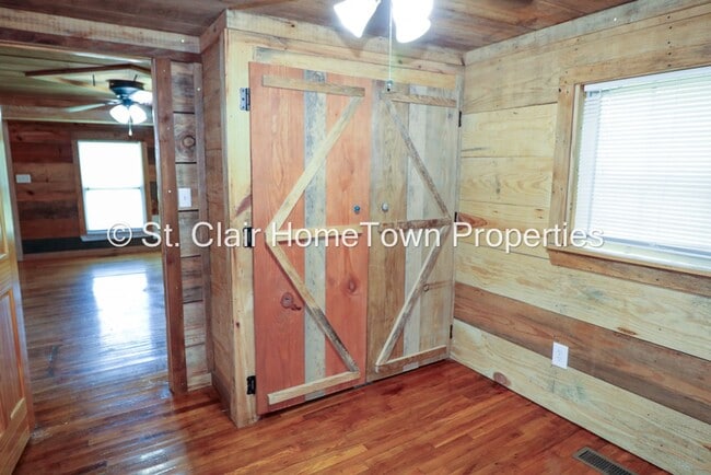 Building Photo - Beautiful Rustic Cabin
