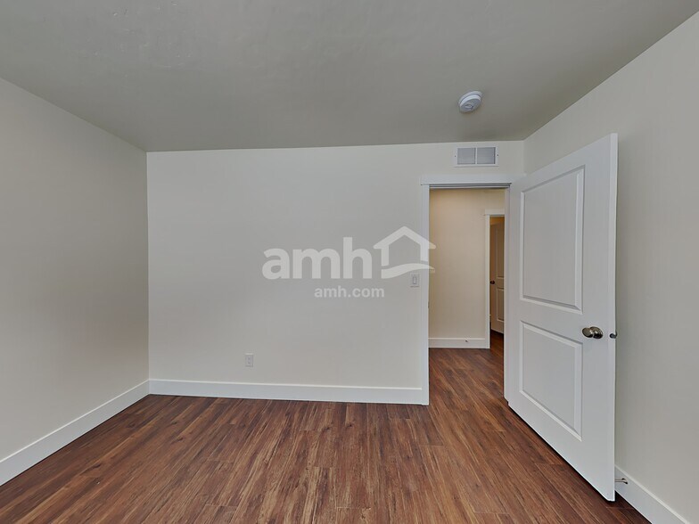 Building Photo - 1422 N Barkvine Ave