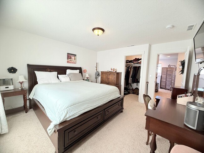 Building Photo - Updated 4 Bedroom Home with Stunning Private Backyard
