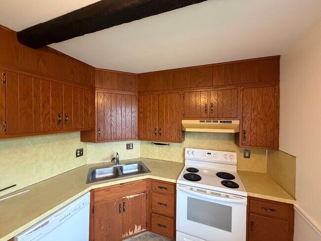 Building Photo - 3 Bedroom Townhouse Wilson School District