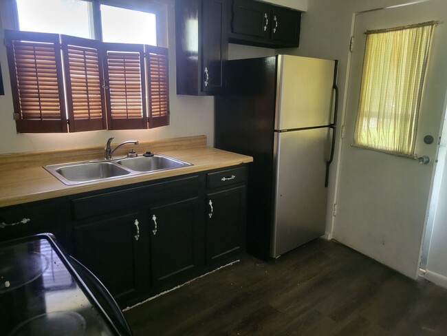 Building Photo - Cute 2 bedroom!