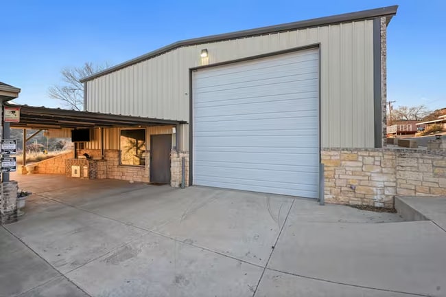 Building Photo - Fully Furnished Rental at Buffalo Springs Lake! All bills paid!