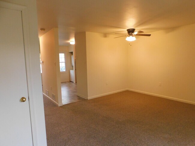 Building Photo - End Unit Townhouse!!