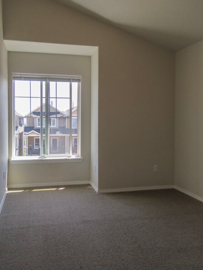 Building Photo - !!!! West Linn Townhome Available 3 Bedroo...
