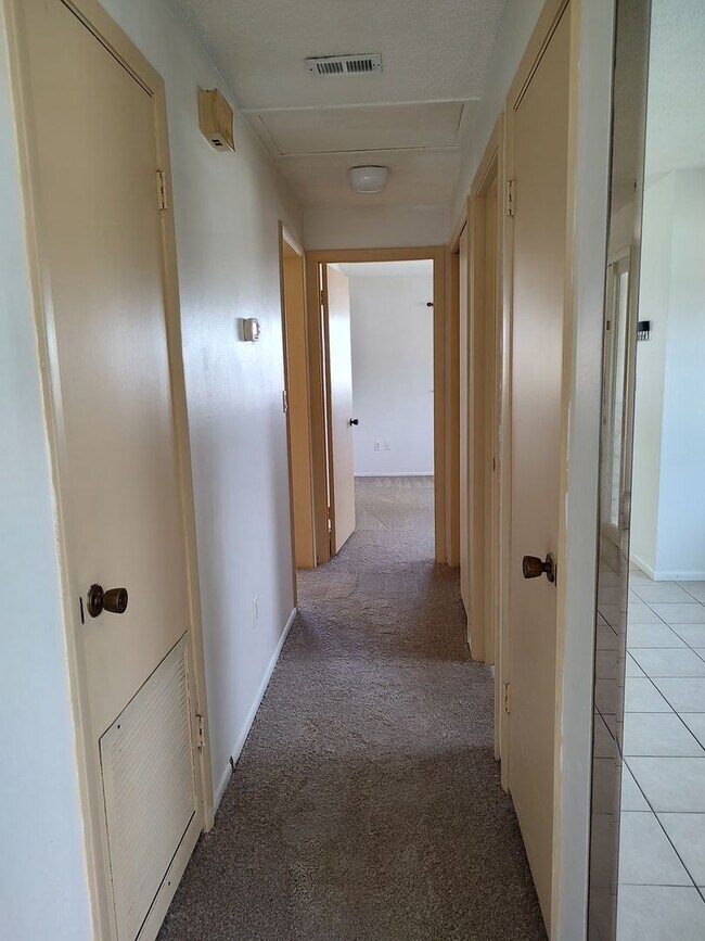 Building Photo - 2 Bedroom, 1 bath, freshly painted, new appliances