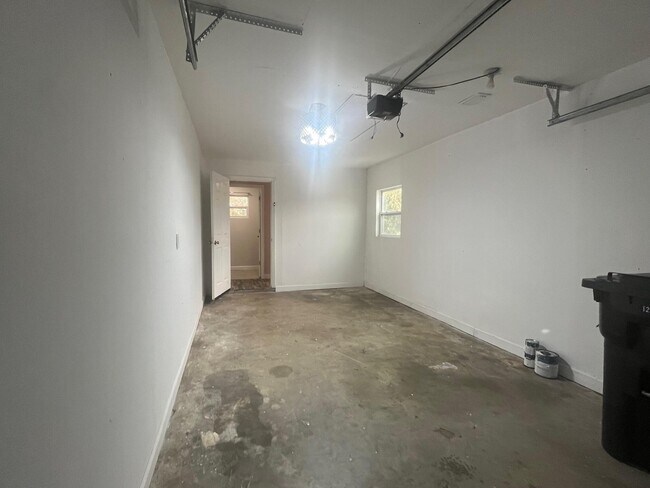 Building Photo - 838 SE Proctor Ln