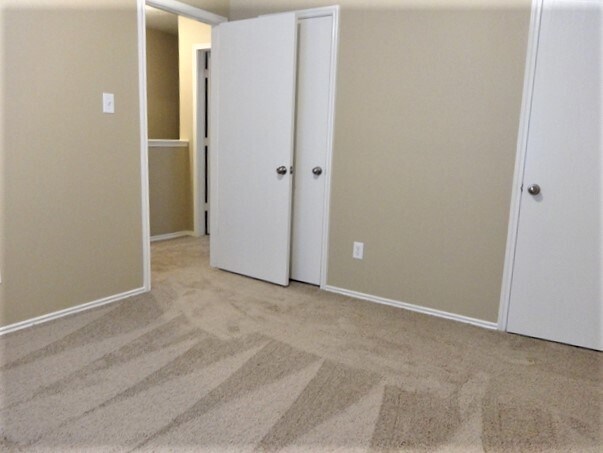 Building Photo - 8918 Farm Ridge Ln