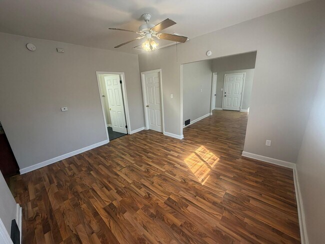 Building Photo - For rent - Spacious 3 Bed / 2 Bath Home