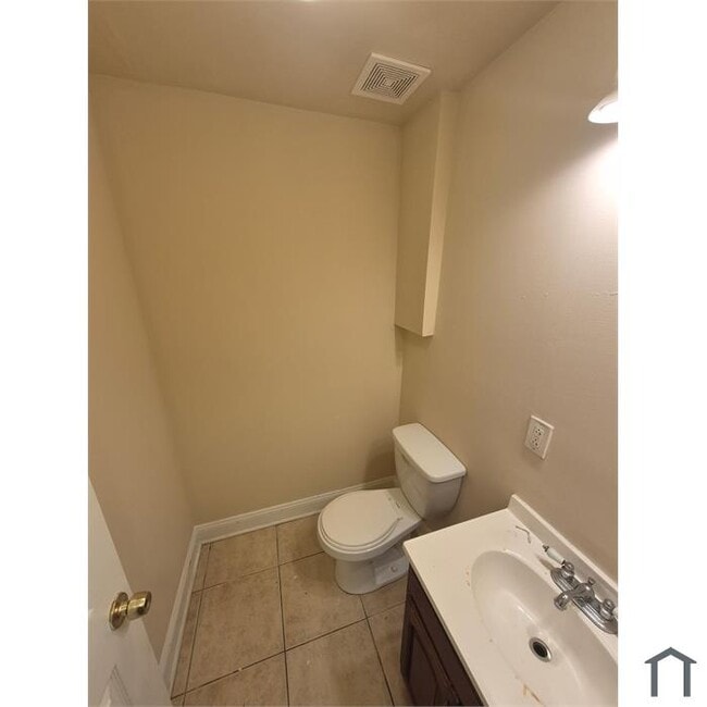 Building Photo - 2214 N Bouvier-