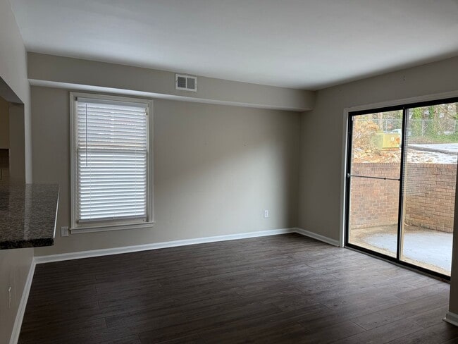Building Photo - 3-Bedroom Townhome Just Minutes From Downtown Hickory!