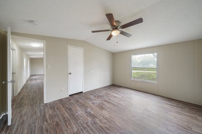 Building Photo - Charming 3-Bed, 2-Bath Retreat on Country Oaks Street, Brazoria!