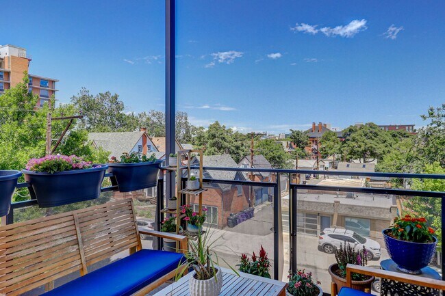 Building Photo - 2 bedroom 2 bath Penthouse apartment in Wa...