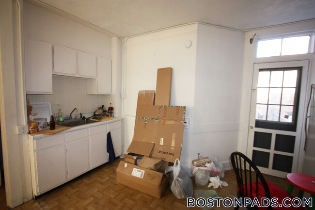 Building Photo - 161 Endicott St