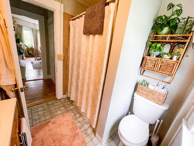 Full Bathroom - 415 Highland St