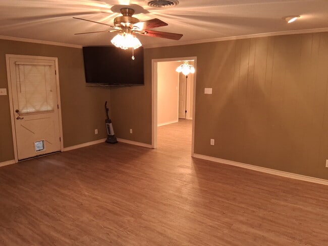 Building Photo - 4606 Begonia St