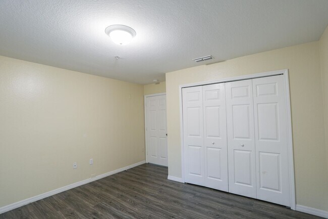 Building Photo - 5451 Vineland Rd